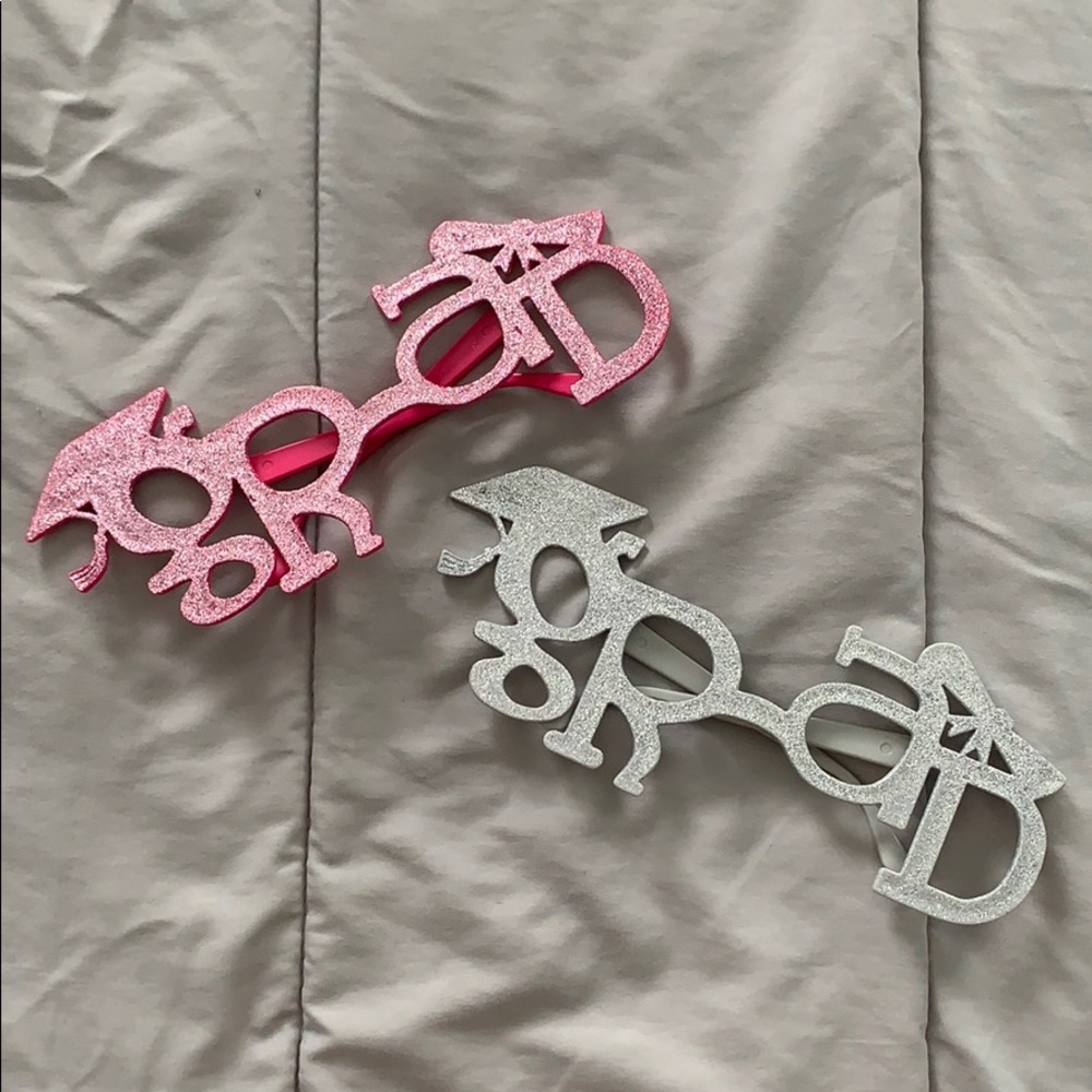 SPARKLY “GRAD” PARTY GLASSES